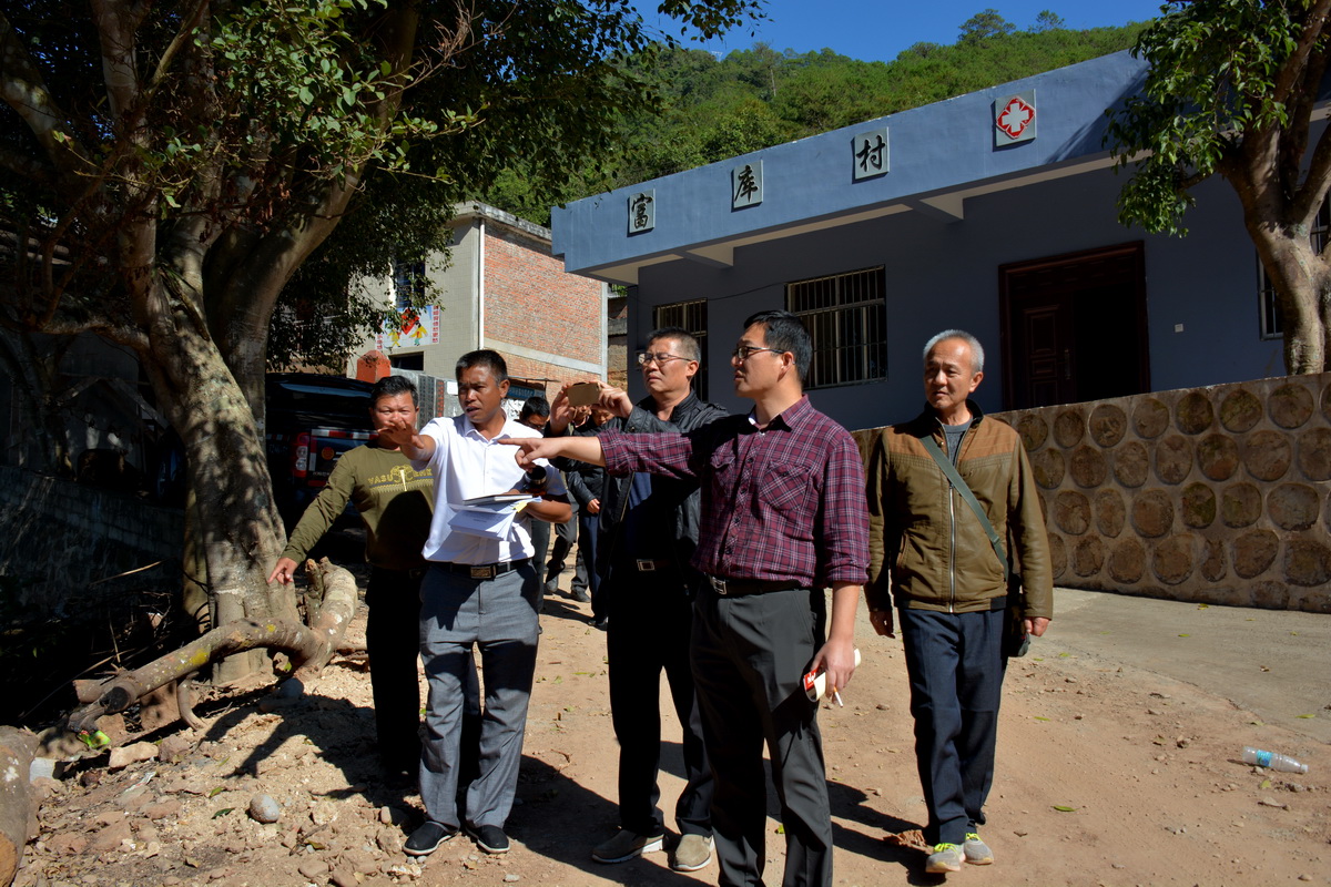 黄永等一行人首先来到平掌乡富库村查看直过民族整村推进项目建设情况.jpg