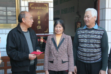 市总工会主席马良昌到漠沙镇慰问“玉溪工匠”刀凤英.jpg 市总工会主席马良昌到漠沙镇慰问“玉溪工匠”刀凤英.jpg