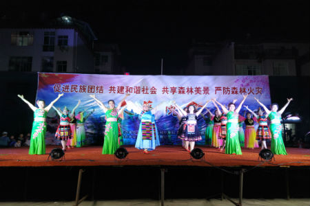漠沙镇举办“促进民族团结 共建和谐社会 共享森林美景 严防森林火灾”文艺晚会.jpg 漠沙镇举办“促进民族团结 共建和谐社会 共享森林美景 严防森林火灾”文艺晚会.jpg