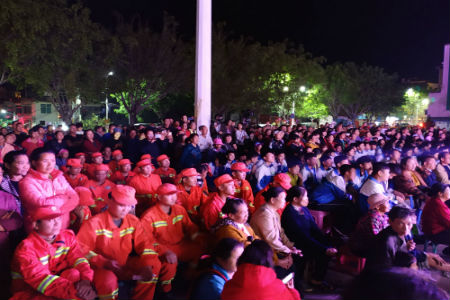 观看表演的群众.jpg 观看表演的群众.jpg