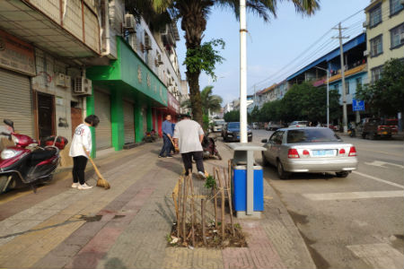 志愿者们沿街清扫垃圾.jpg