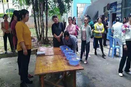 开展游园活动.jpg