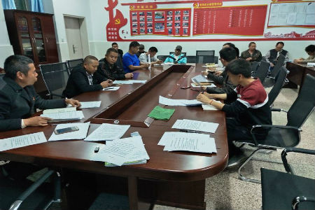 签订《党员干部不参与涉黑涉恶承诺书》.jpg 签订《党员干部不参与涉黑涉恶承诺书》.jpg