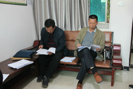 查阅台账资料.jpg