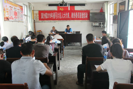 召开座谈会.jpg 召开座谈会.jpg