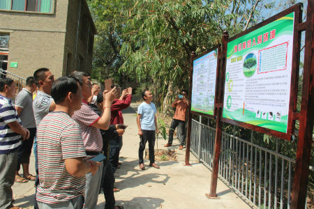 到小灯笼小组参观学习.jpg 到小灯笼小组参观学习.jpg