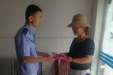 民警把钱包交还失主.jpg