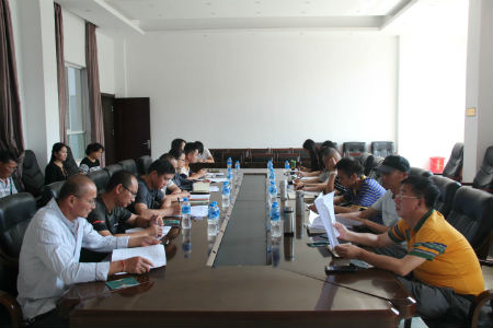 召开座谈会.jpg 召开座谈会.jpg