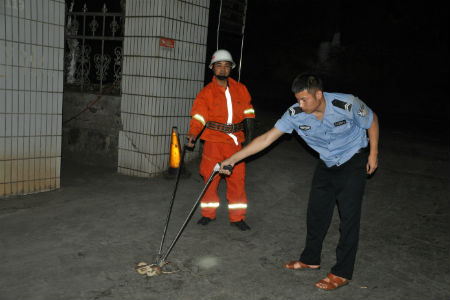 民警及时抓捕眼镜蛇.jpg
