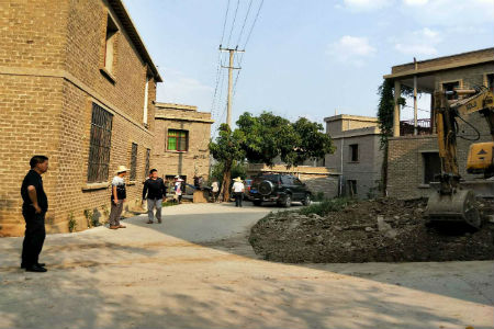 对道路两侧进行清理.jpg 对道路两侧进行清理.jpg
