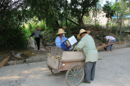 对道路两侧进行清扫.jpg 对道路两侧进行清扫.jpg