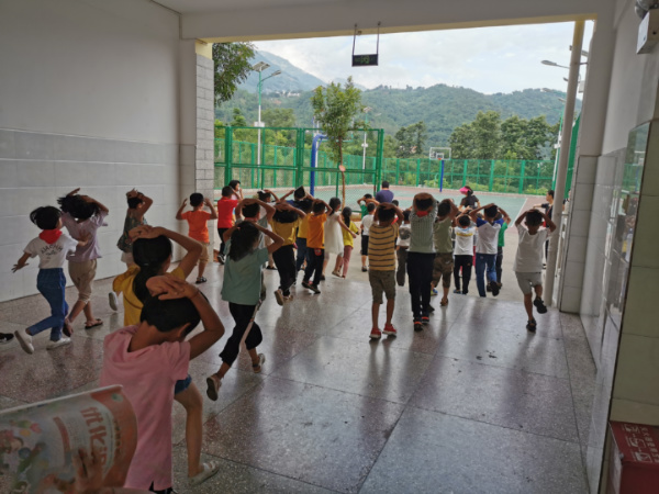 学校应急演练1.jpg 学校应急演练1.jpg