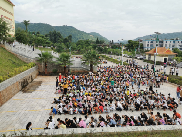 学校应急演练3.jpg 学校应急演练3.jpg