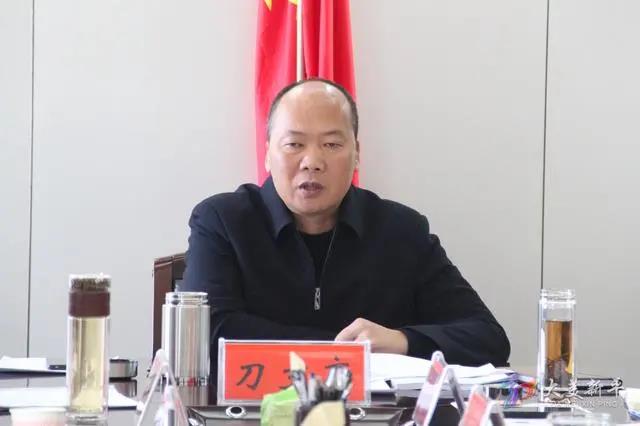 新平县人民政府党组理论学习中心组举行20.