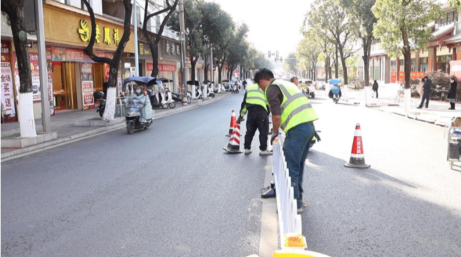 护栏守序 标语传情 创建文明城市新平在行动