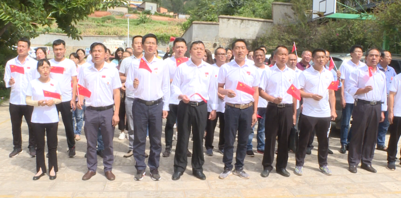 充分挖掘和利用红色资源,组织干部职工参观"滇南,滇中,思普三地区地委