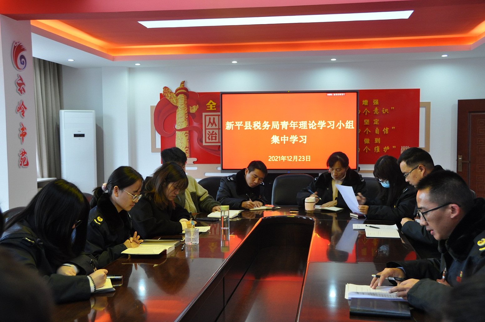 青年组学习1.jpg 青年组学习1.jpg