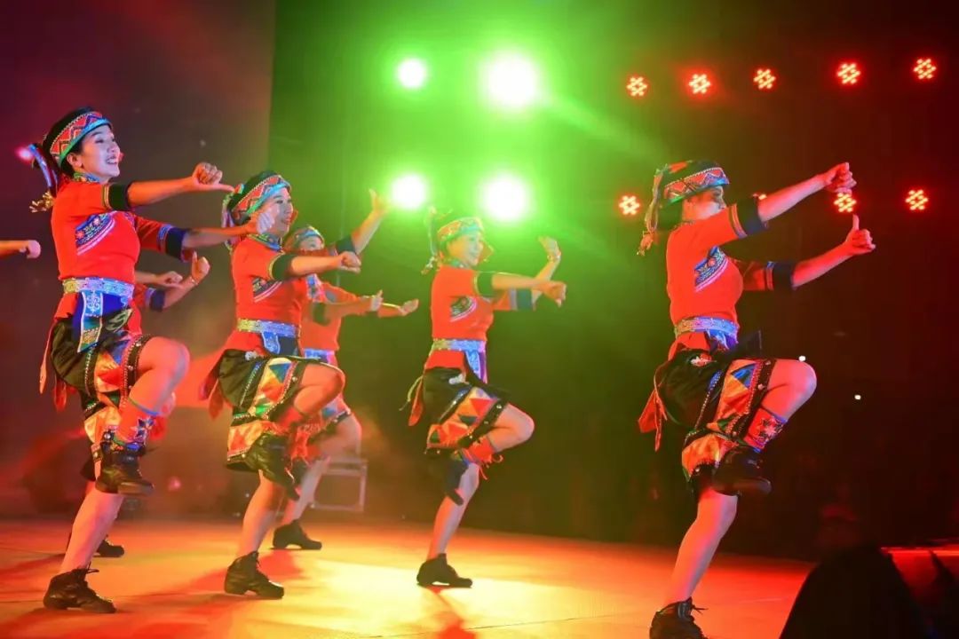 “樱花水岸 红色建兴”——樱花季“三下乡”文艺汇演圆满落幕5.jpg “樱花水岸 红色建兴”——樱花季“三下乡”文艺汇演圆满落幕5.jpg
