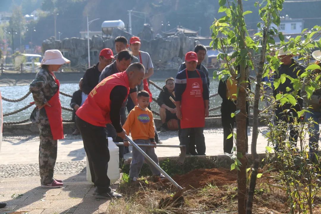 建兴:义务植树添新绿 樱花小镇亮新颜6.jpg 建兴:义务植树添新绿 樱花小镇亮新颜6.jpg