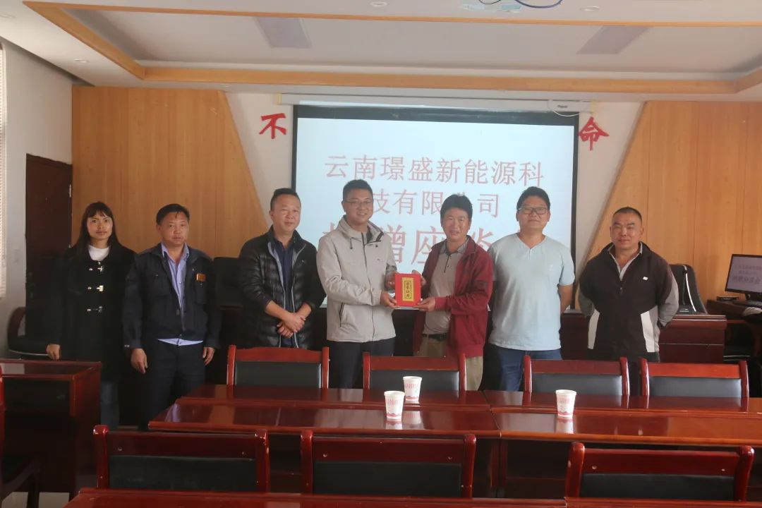 建兴中寨:爱心企业捐赠运动器材 丰富群众文体生活4.jpg 建兴中寨:爱心企业捐赠运动器材 丰富群众文体生活4.jpg
