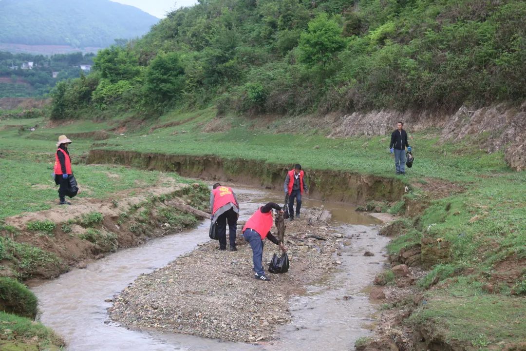 建兴:开展“河长清河”行动 用“志愿红”解锁河湖“美颜滤镜”2.jpg 建兴:开展“河长清河”行动 用“志愿红”解锁河湖“美颜滤镜”2.jpg