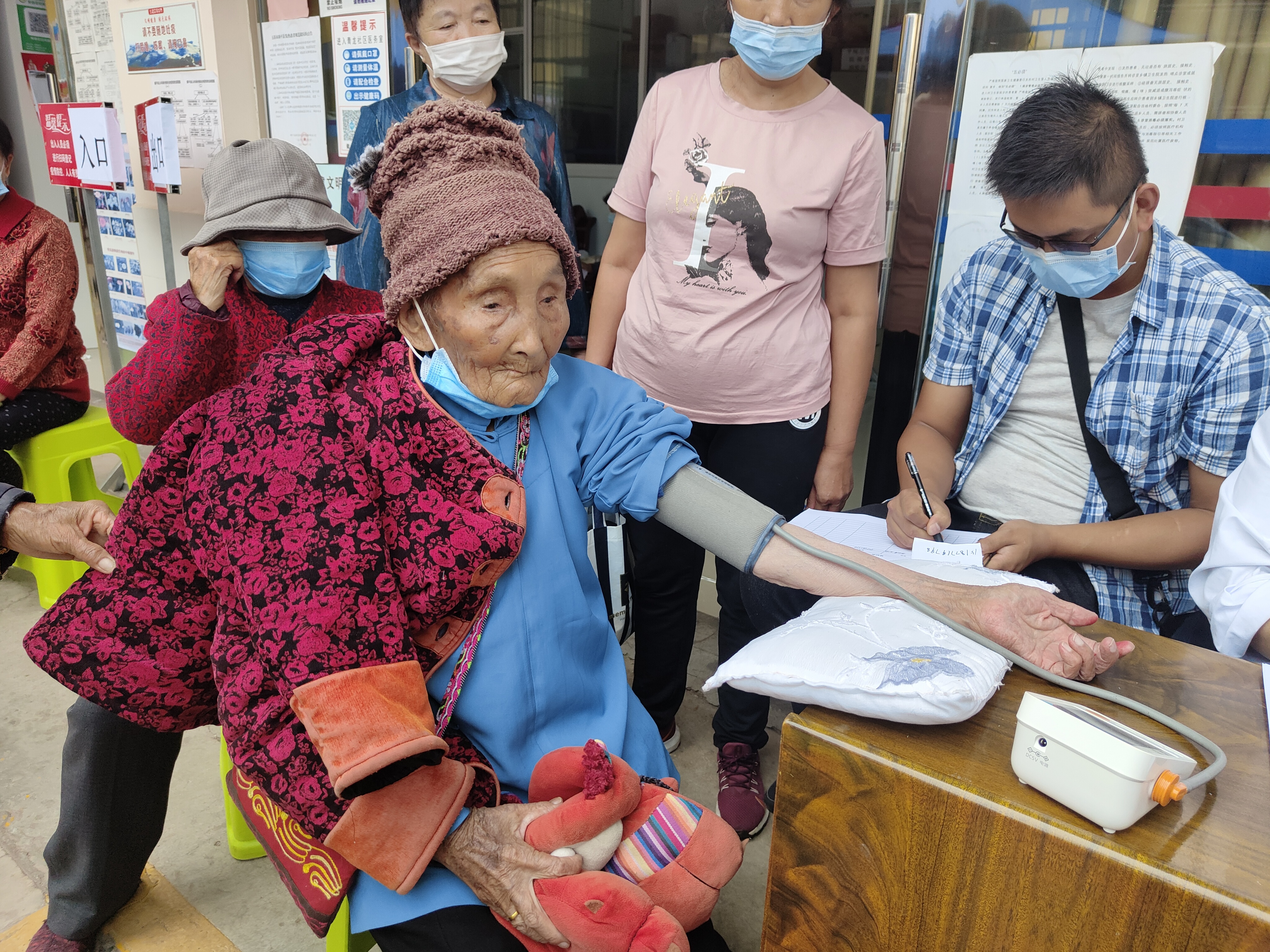 桂山:为60岁以上老人接种新冠疫苗“保驾护航” (1).jpg 桂山:为60岁以上老人接种新冠疫苗“保驾护航” (1).jpg