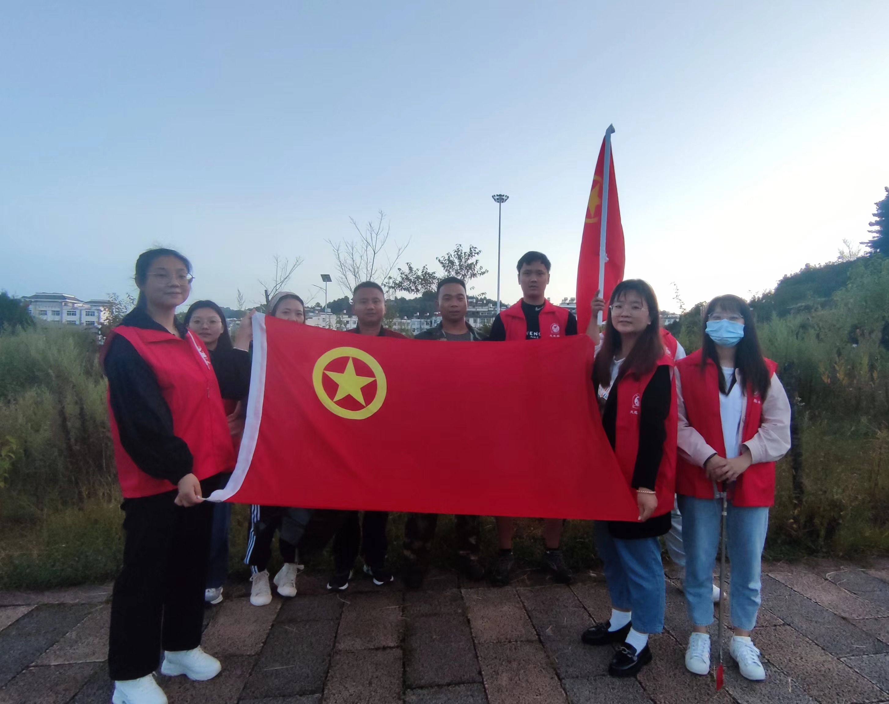 建兴乡团委组织开展清垃圾志愿活动3.jpg