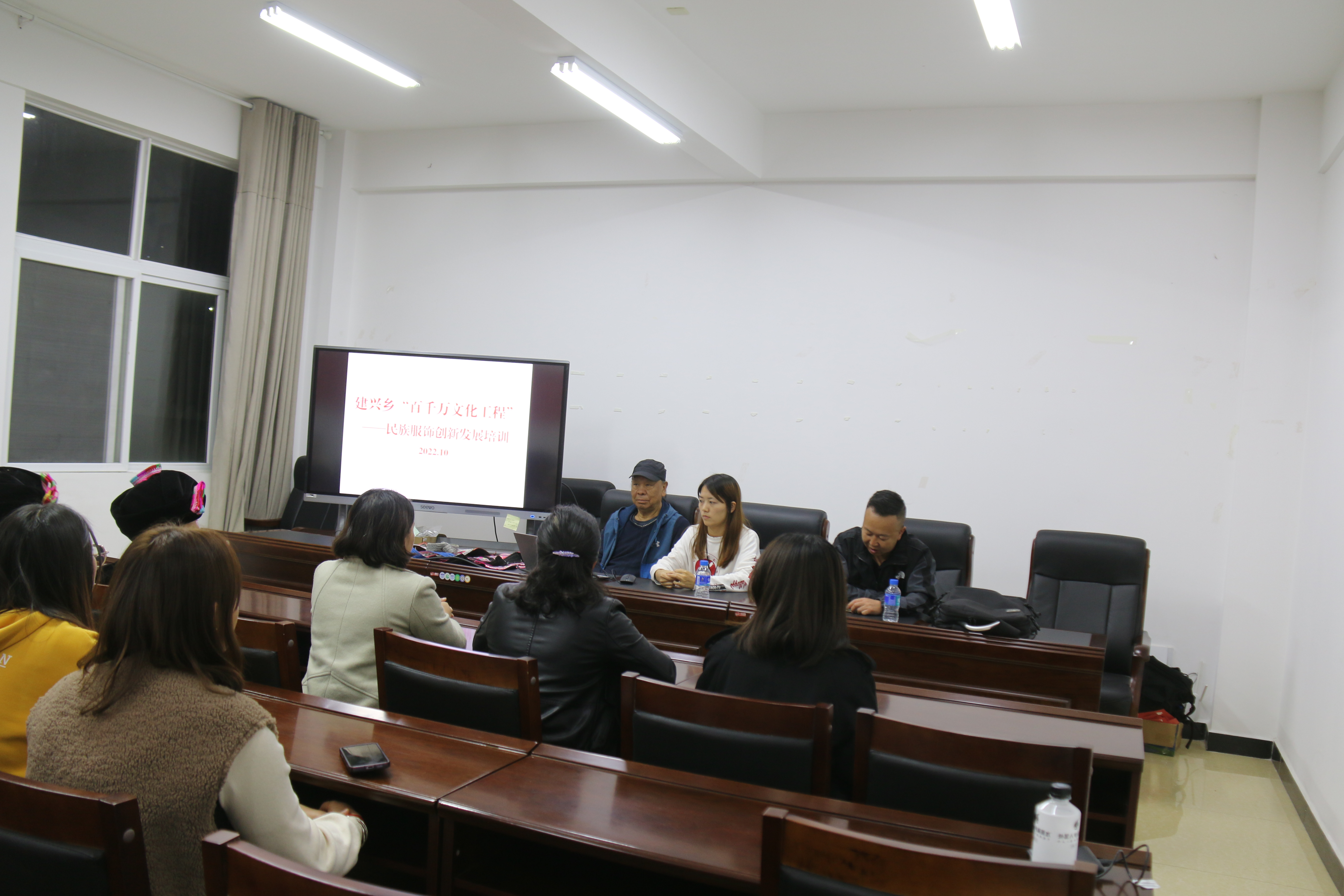 建兴乡开展民族服饰创新发展调研采风及培训活动3.jpg 建兴乡开展民族服饰创新发展调研采风及培训活动3.jpg