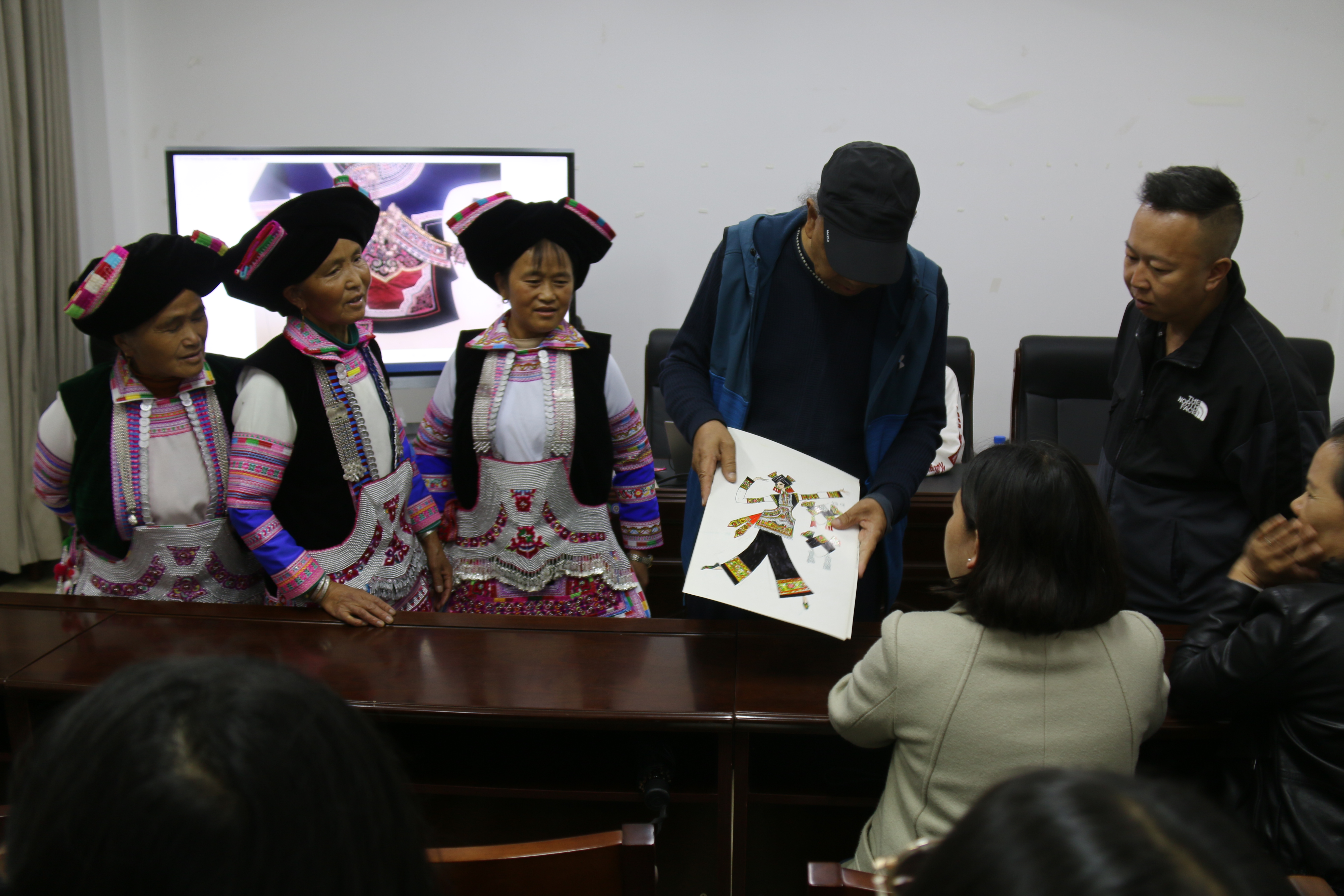 建兴乡开展民族服饰创新发展调研采风及培训活动4.jpg 建兴乡开展民族服饰创新发展调研采风及培训活动4.jpg