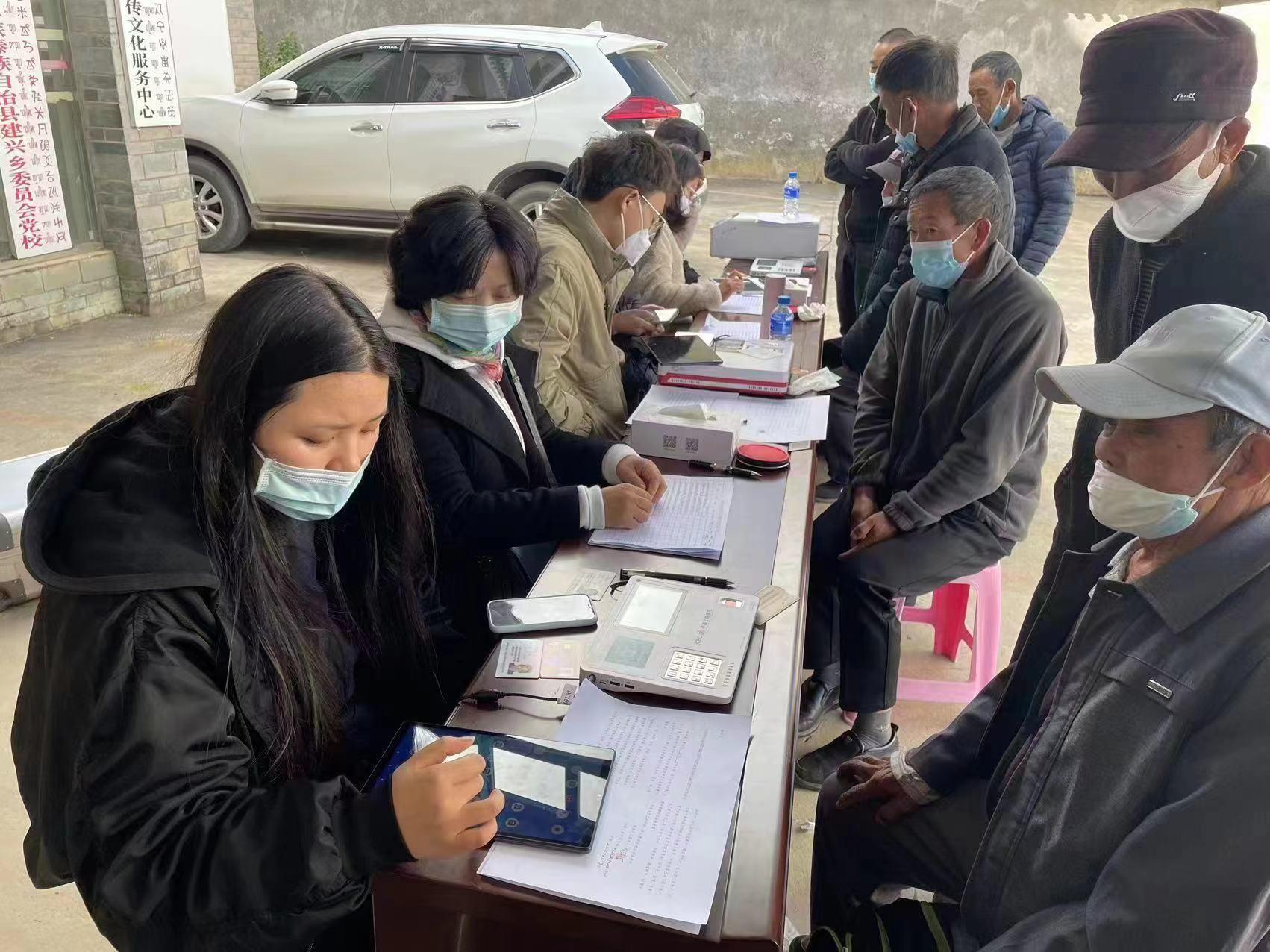 建兴乡发放首批退役军人优待证1.jpg 建兴乡发放首批退役军人优待证1.jpg