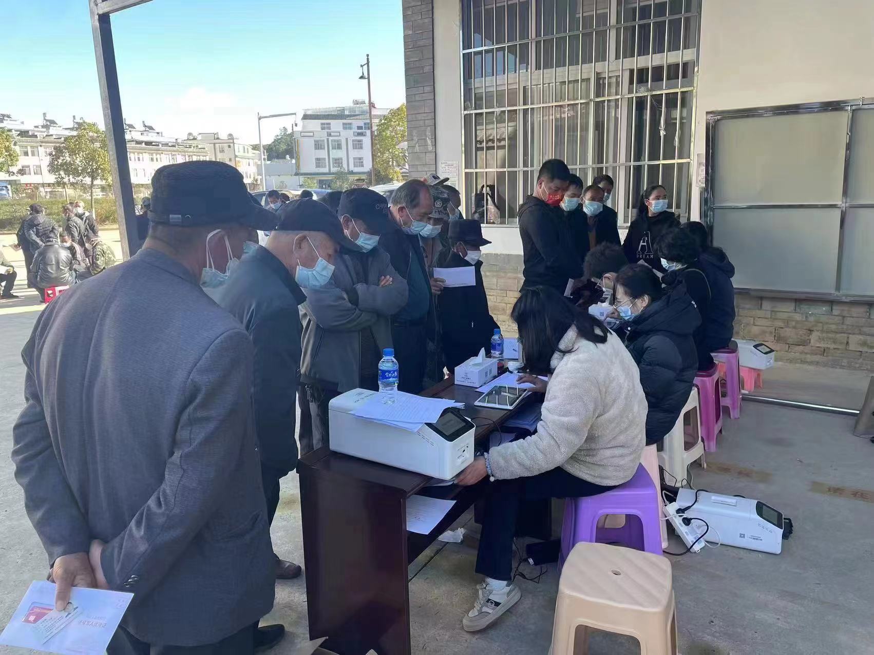 建兴乡发放首批退役军人优待证2.jpg 建兴乡发放首批退役军人优待证2.jpg