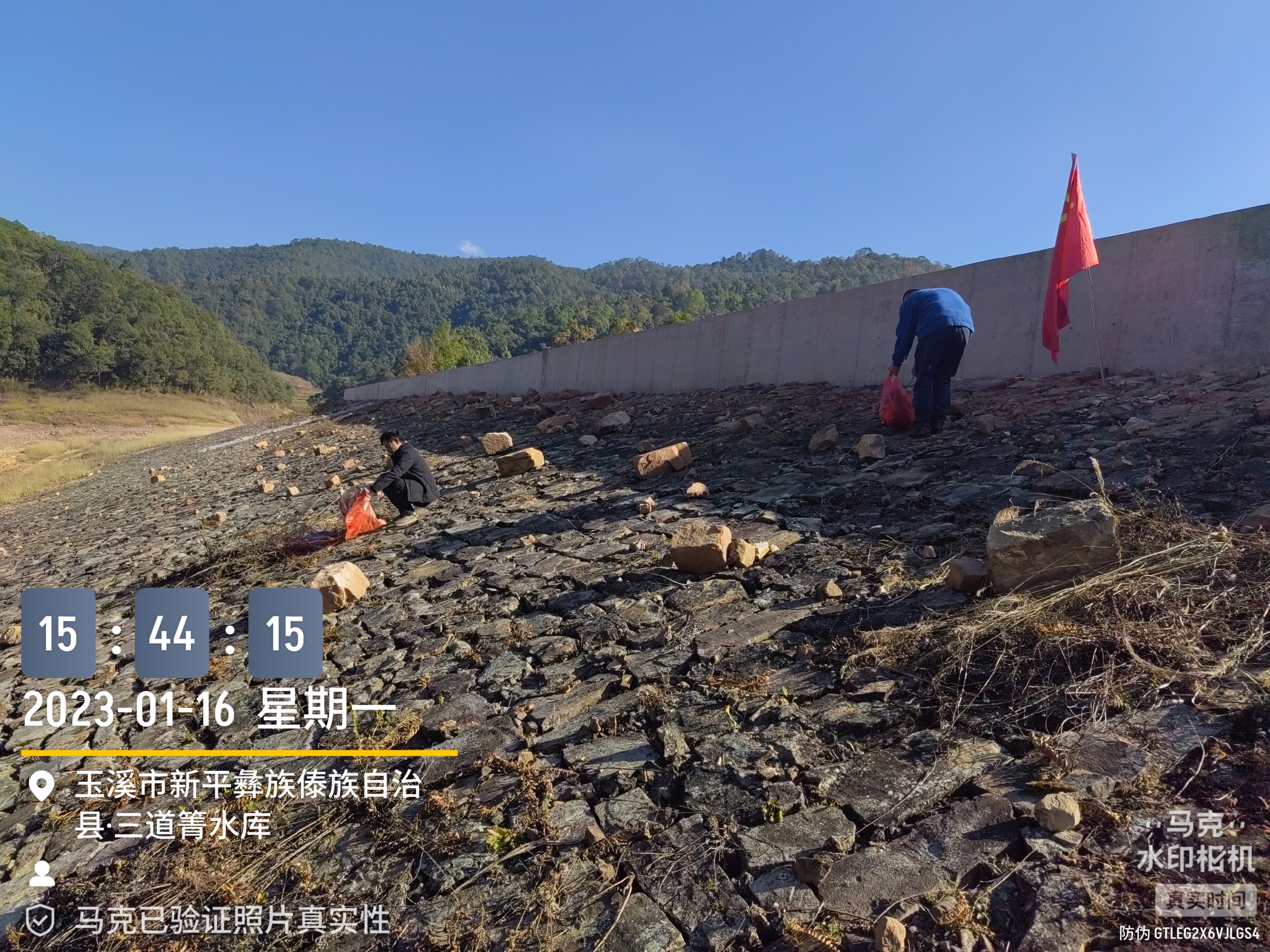 1.16开展“党建+河长制”巡河清河.jpg