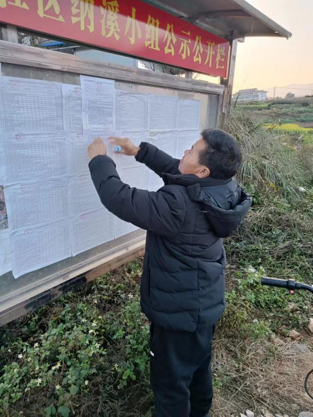 集体经济分红 村民喜笑颜开1.png
