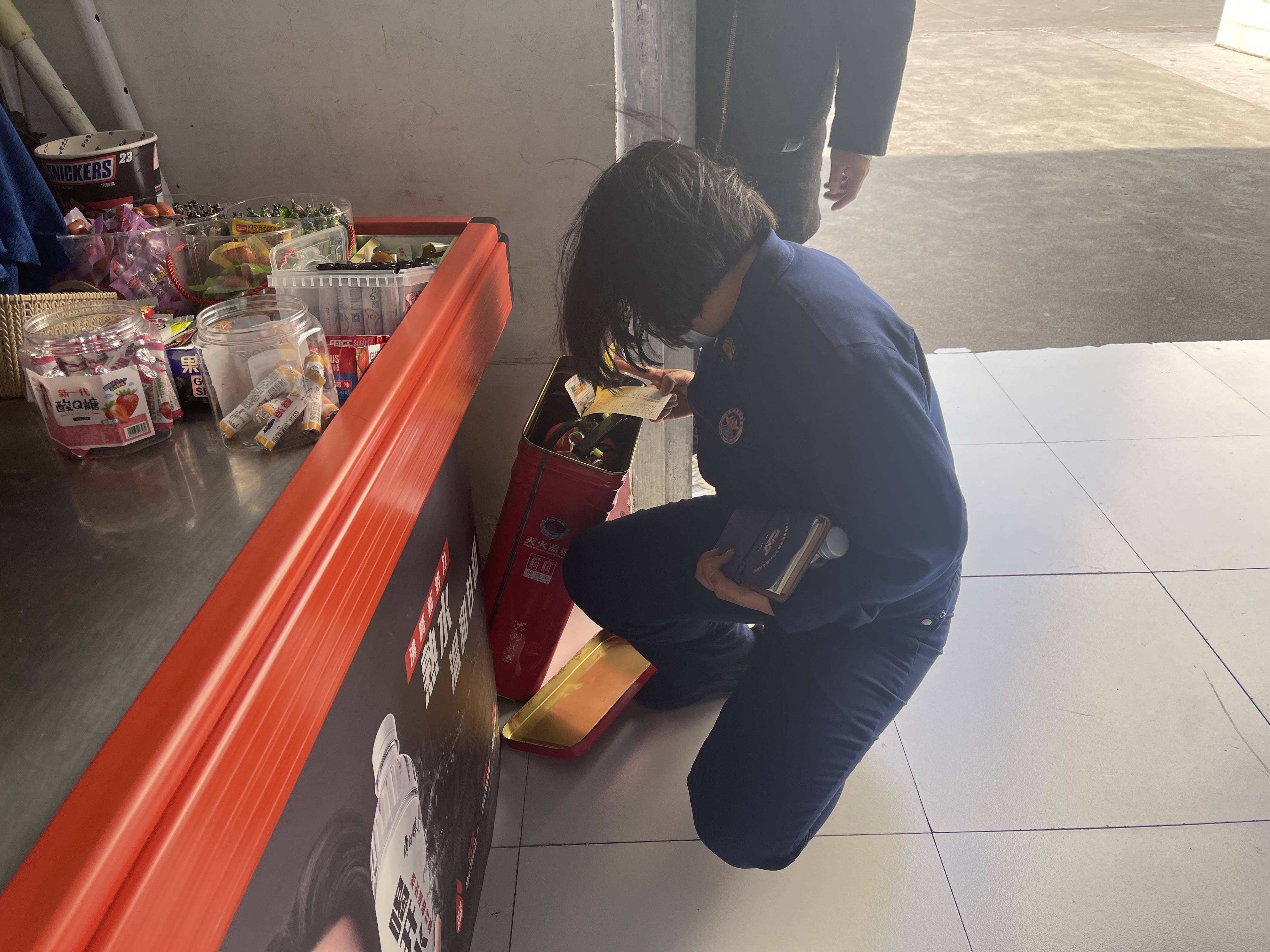 筑牢安全防线 保障校园安全┃古城街道开展校园及周边环境安全隐患联合整治行动3.JPG