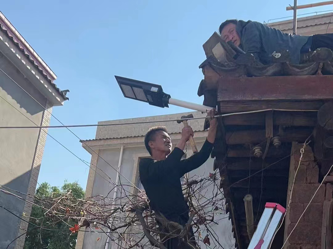 纳溪社区:小小路灯送光明 点亮纳溪暖人心1.png 纳溪社区:小小路灯送光明 点亮纳溪暖人心1.png