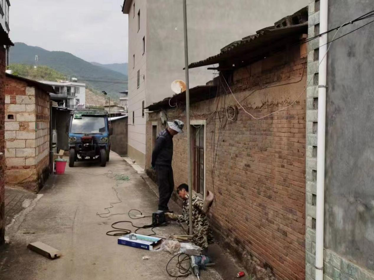 纳溪社区:小小路灯送光明 点亮纳溪暖人心2.png 纳溪社区:小小路灯送光明 点亮纳溪暖人心2.png