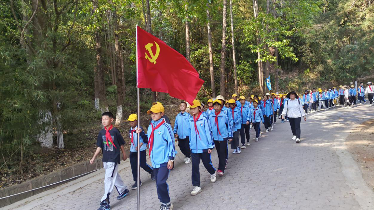 清明远足铸体魄　踏春放歌寄追思2.png