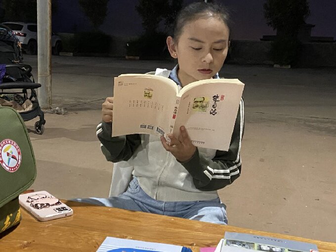 古城街道纳溪社区：世界读书日，让精神在阅读中丰盈2.jpg
