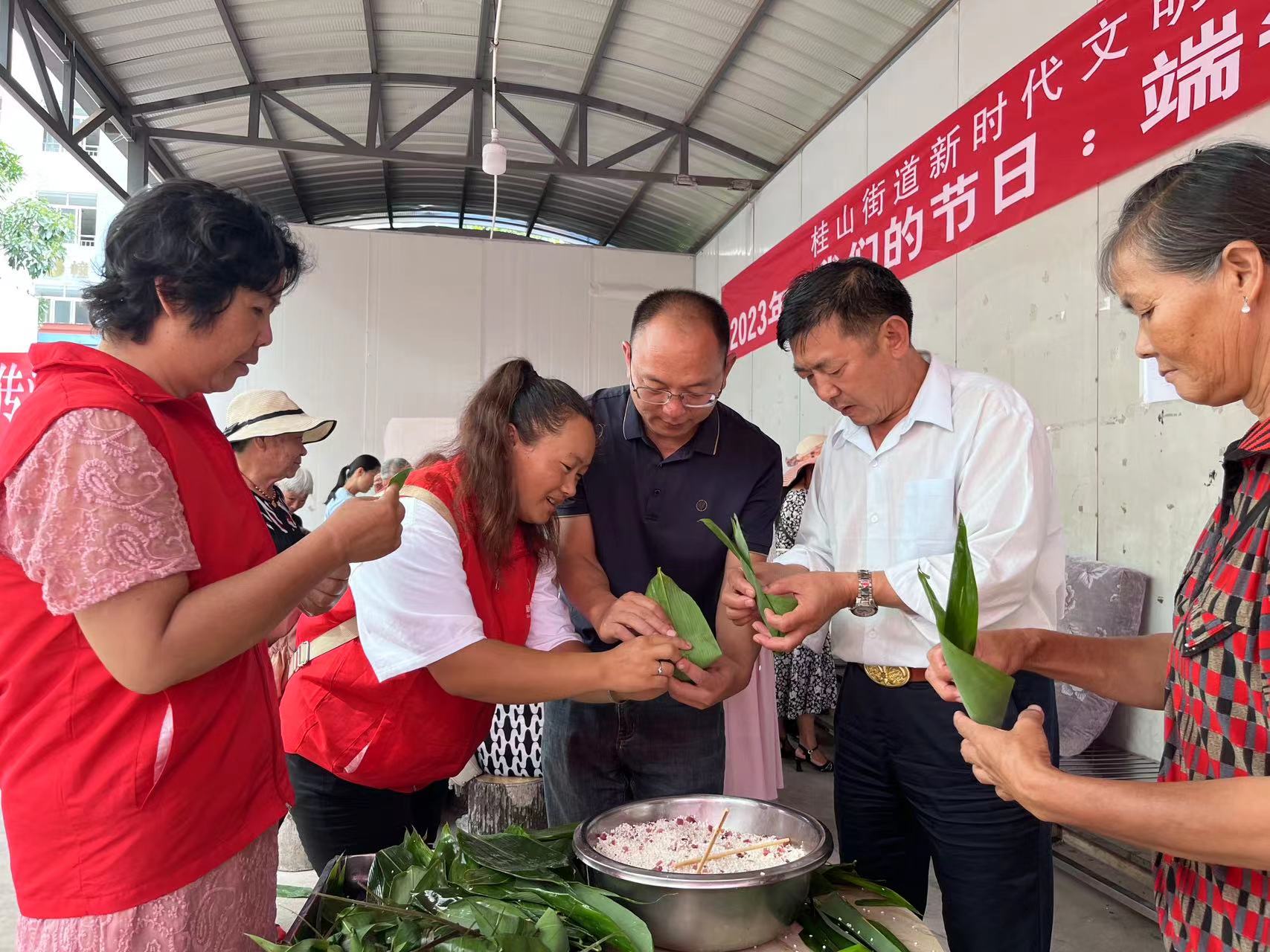桂山：党群服务进小区  粽叶飘香暖端午 (1).jpg