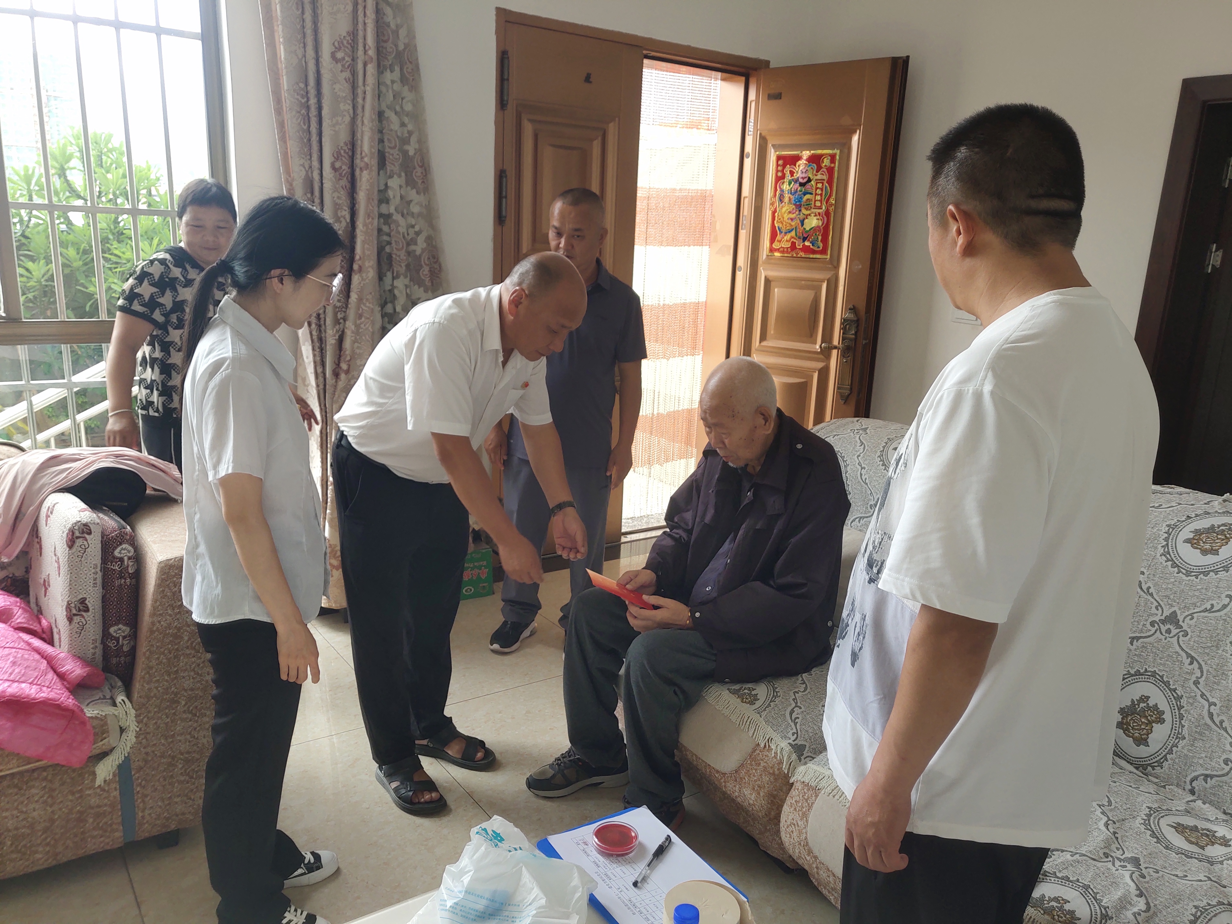 慰问老党员.jpg 慰问老党员.jpg
