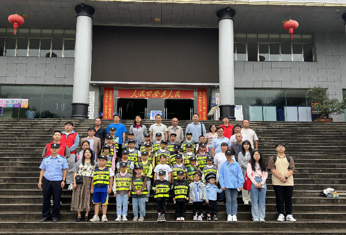 小小警官初体验  萌娃暑期别样彩1.png