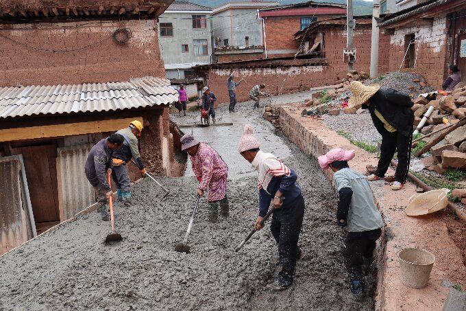 情系群众办实事 修路连通民心桥2.JPG 情系群众办实事 修路连通民心桥2.JPG