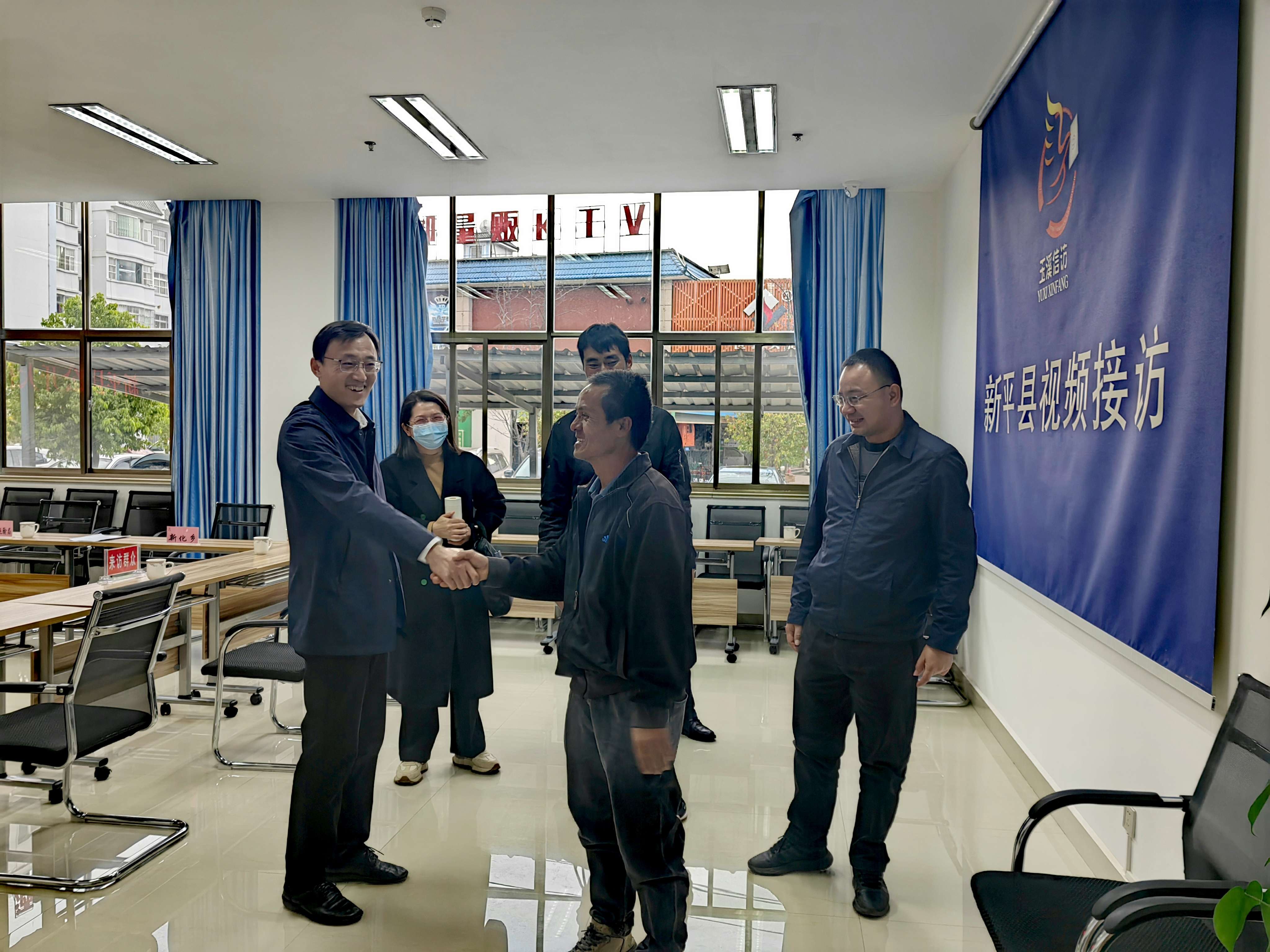 县委书记程坤接访.jpg 县委书记程坤接访.jpg