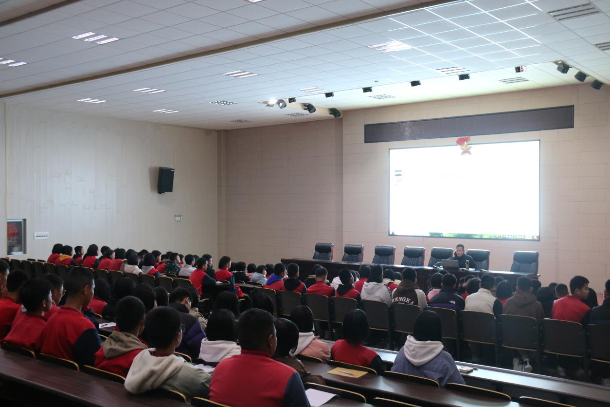 书记上思政课丨建兴:思政讲堂进校园 教育引领凝心魂2.png 书记上思政课丨建兴:思政讲堂进校园 教育引领凝心魂2.png