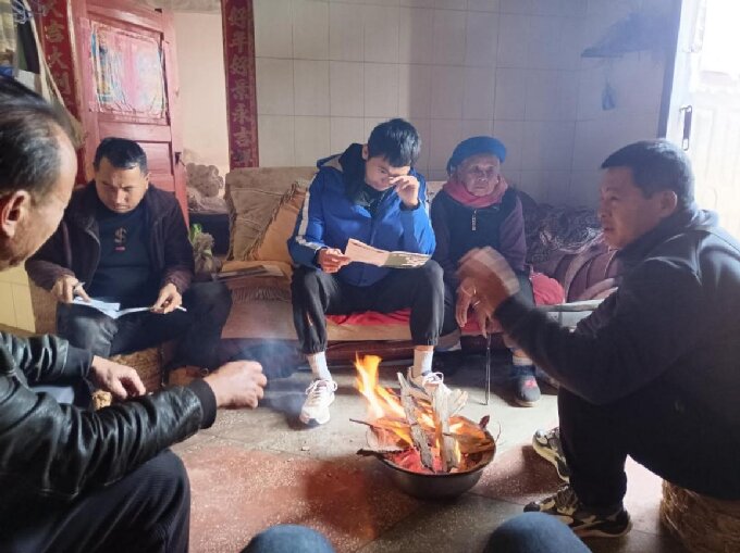古城街道:老兵带新人 老手拉新手1.jpg 古城街道:老兵带新人 老手拉新手1.jpg