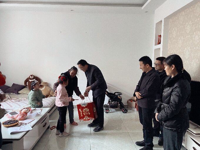 程坤到古城街道开展“一老一小”调研慰问1.jpg