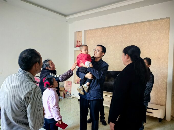 程坤到古城街道开展“一老一小”调研慰问2.jpg