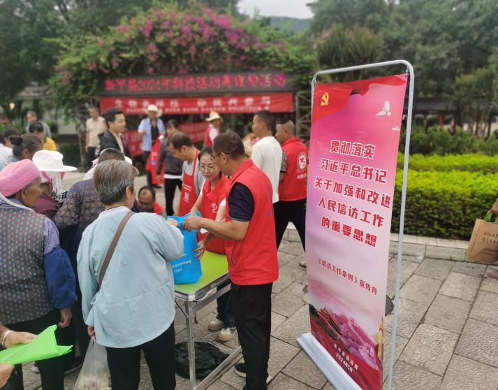 积极参与科技活动周集中宣传活动.jpg