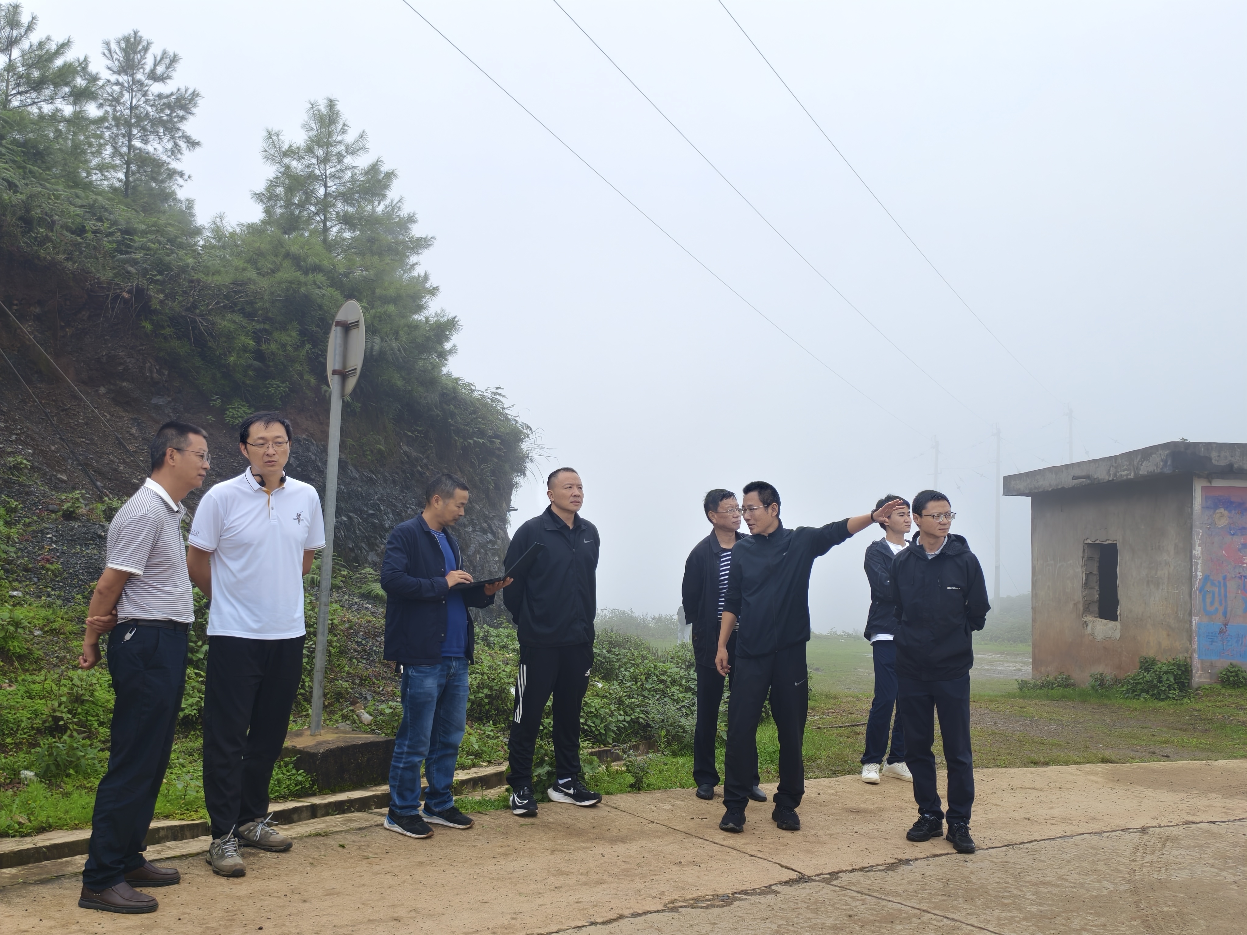 县政府调研组赴建兴乡调研中药材示范基地建设与发展情况3.jpg
