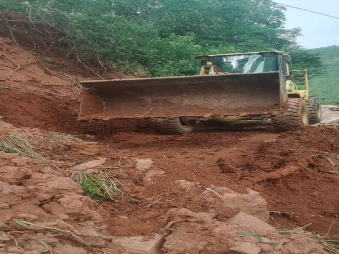 修复汛期水毁路 齐心协力保生产2.png 修复汛期水毁路 齐心协力保生产2.png